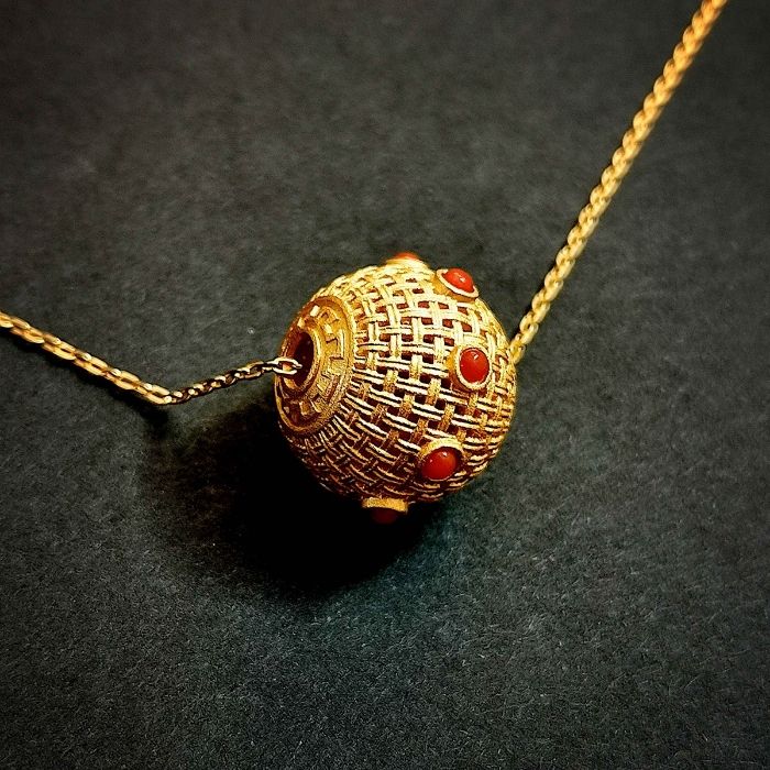 Collier Boule Tressée – Raffinement en Émail et Or 18K