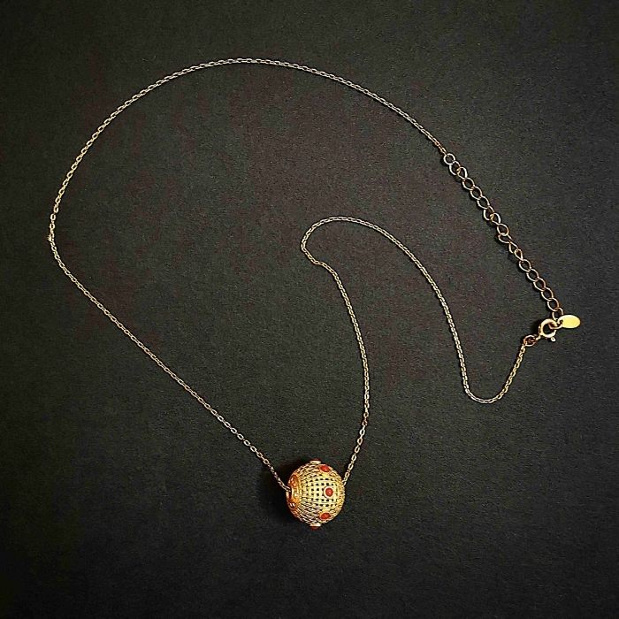 Collier Boule Tressée – Raffinement en Émail et Or 18K