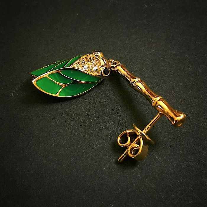 Détail raffiné de la boucle d’oreille Cigada plaqué or 18K, émail vert brillant et finitions artisanales.