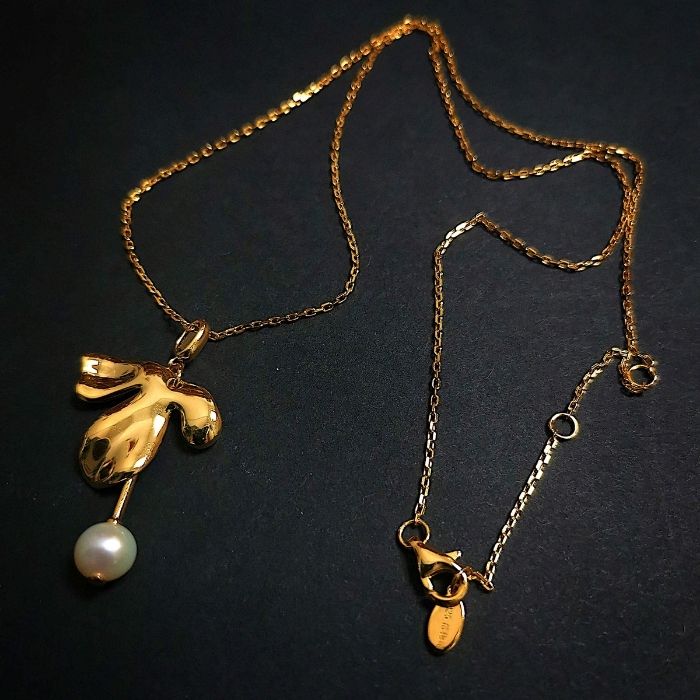 Détail du collier feuilles de ginkgo dorées – design délicat inspiré de la nature, bijou raffiné et intemporel