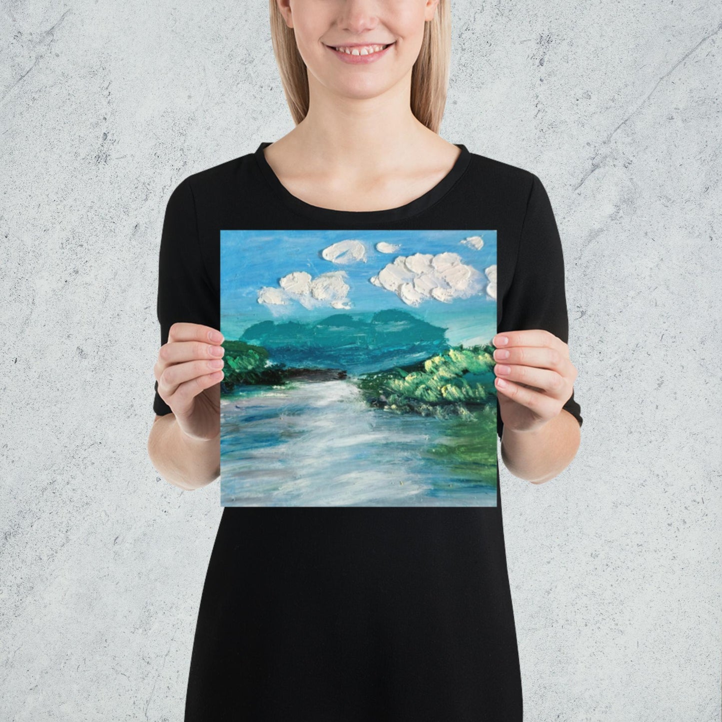 Femme présentant une impression d’art paysage abstrait aux tons bleus et verts lumineux
