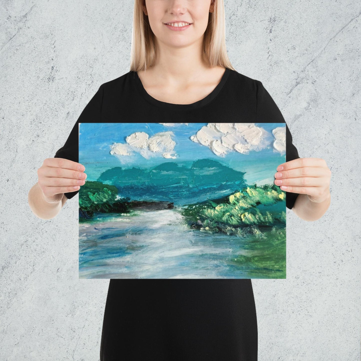Impression d’art paysage abstrait aux teintes bleues et vertes tenue par une femme souriante.