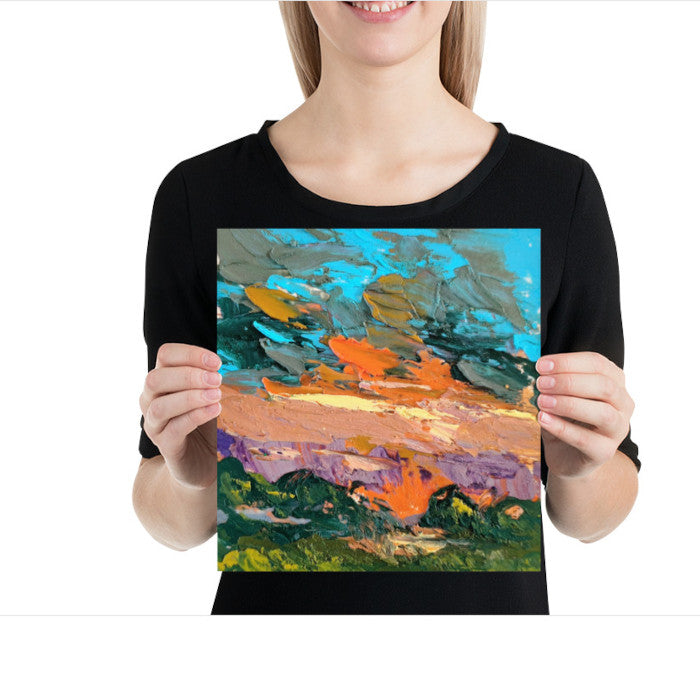 Femme tenant une affiche artistique aux couleurs vives, création abstraite Innovative Art.