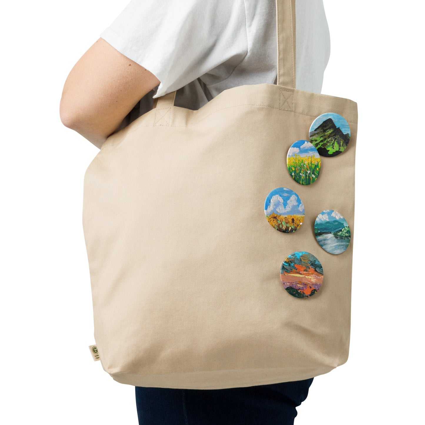 Pins artistiques paysages peints à la main, fixés sur un tote bag beige pour une touche créative