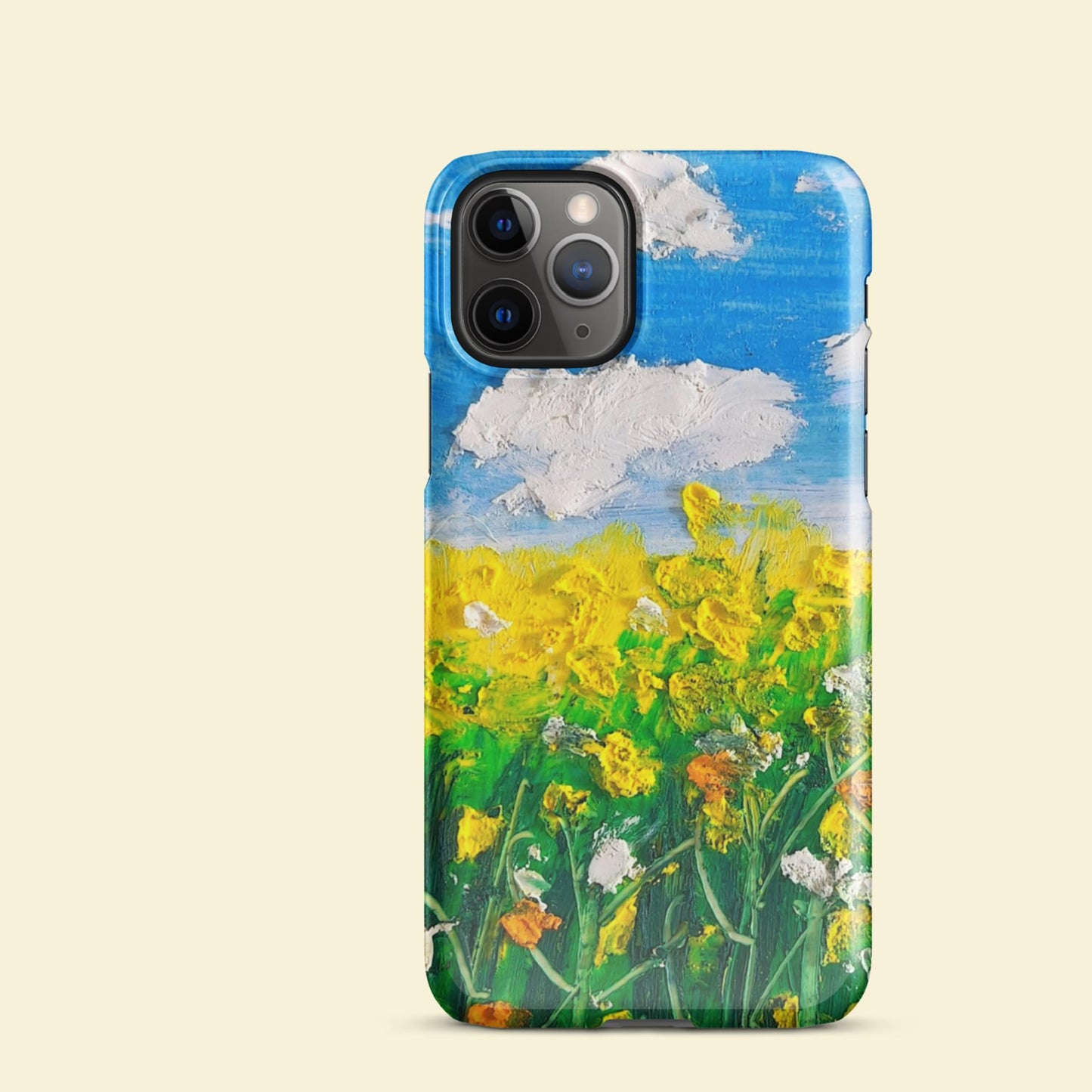Détail de la coque iPhone Fine Prairie montrant le design fleuri et la finition lisse.