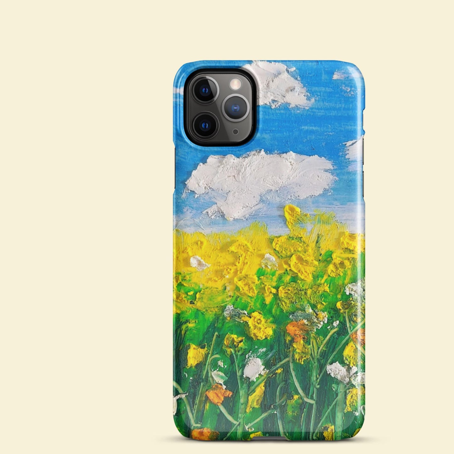 Gros plan sur la coque iPhone Fine Prairie, texture brillante et motif floral délicat.