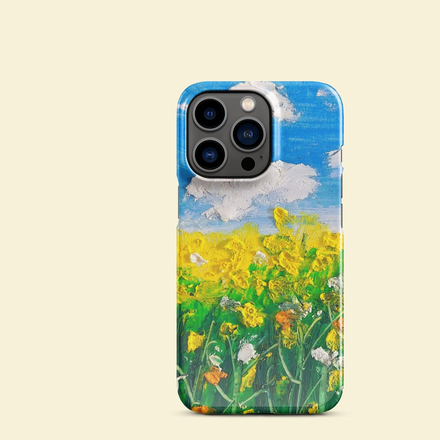 Détail de la coque iPhone Fine Prairie montrant le design fleuri et la finition lisse.