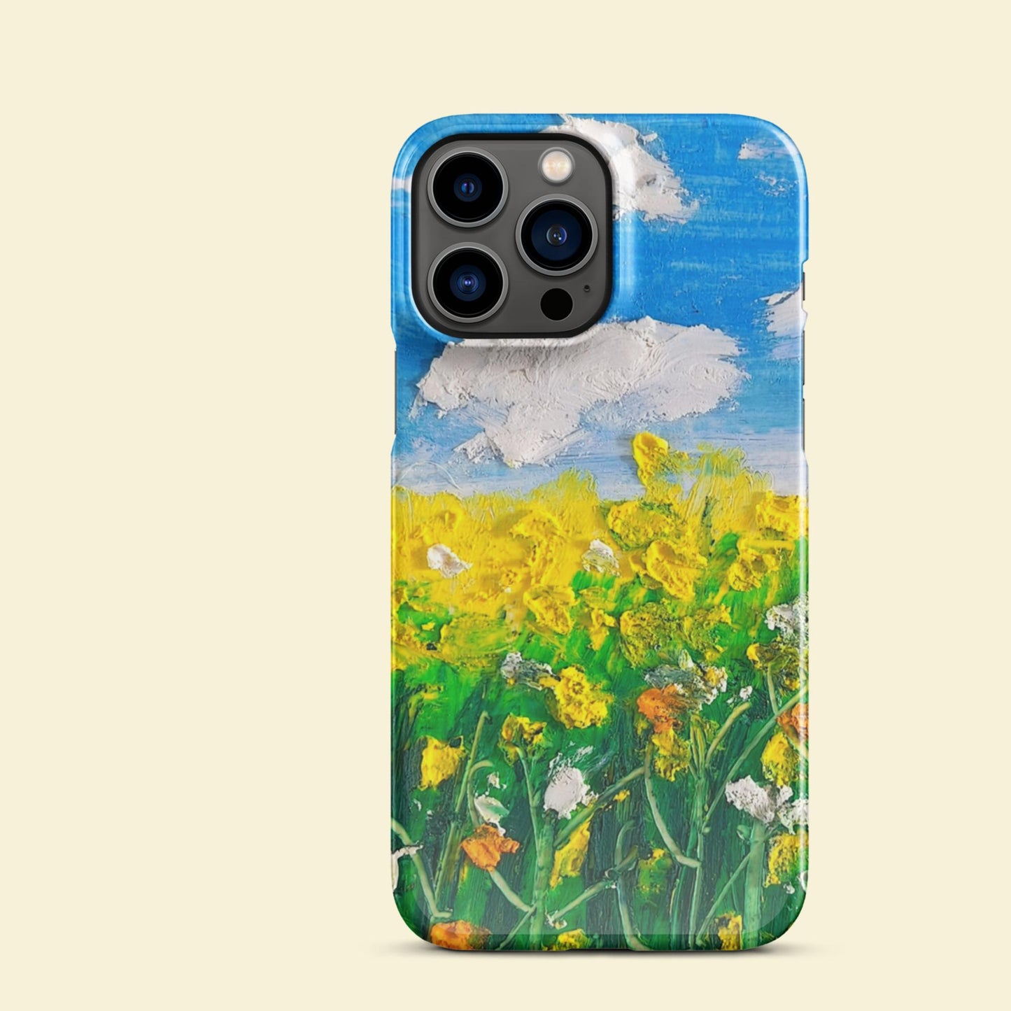Détail de la coque iPhone Fine Prairie montrant le design fleuri et la finition lisse.