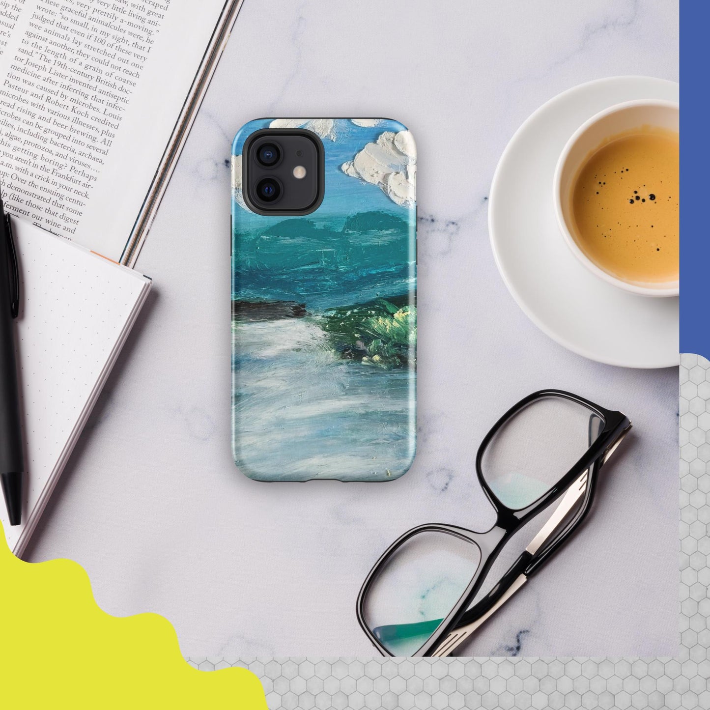 Coque iPhone peinte au pastel à l’huile, représentant un lac apaisant et des nuances bleues douces.