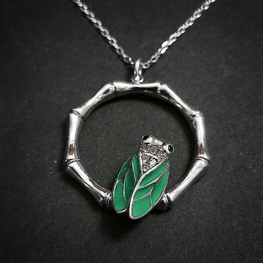 Pendentif (Collier inclu) - Cigale aux ailes de jade