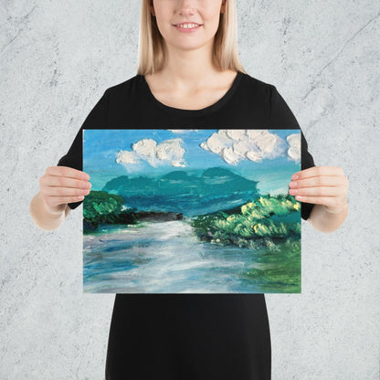 Impression d’art paysage abstrait aux teintes bleues et vertes tenue par une femme souriante.
